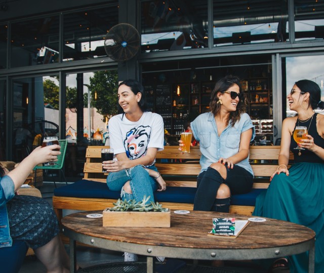 ragazze in un pub