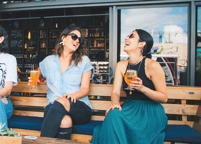 ragazze al bar